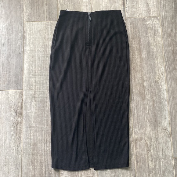 NWOT Silence + Noise Pencil skirt with back slit.  Size small - Picture 1 of 4